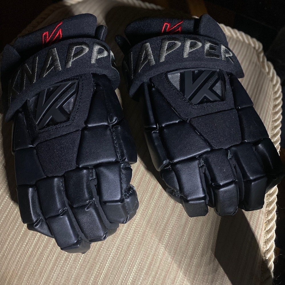 Knapper Black Hockey Gloves